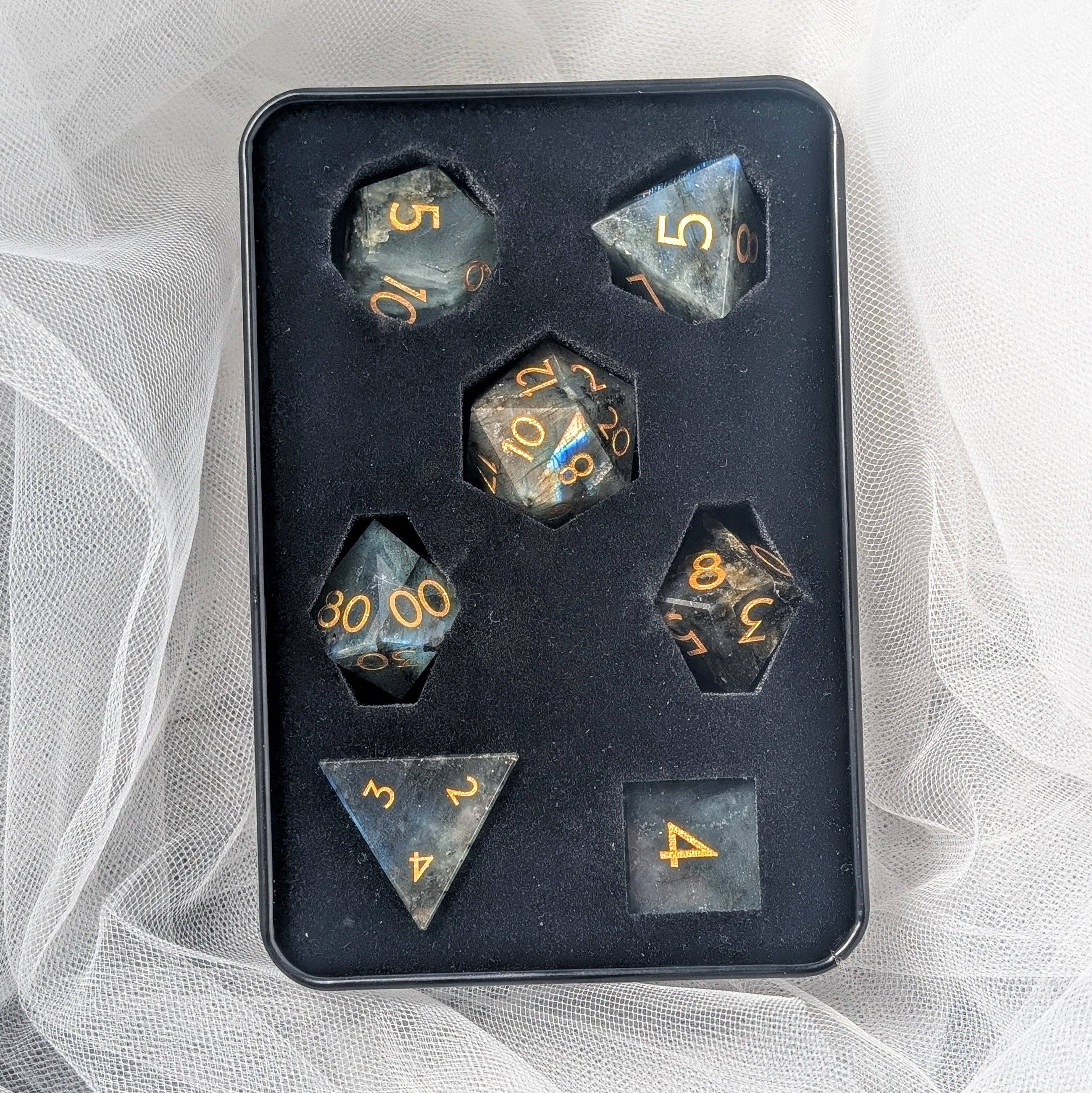 EBONWOOD – wholesale Tärning – Labradorit - 7-delars tärningsset i ädelsten6