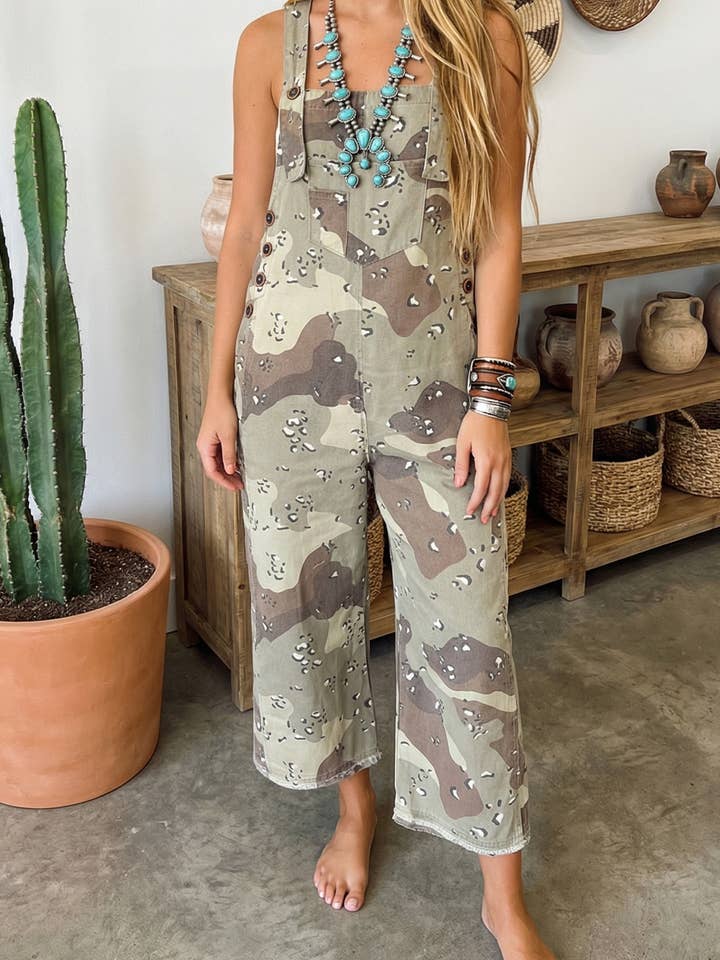 Salopette courte en denim, motif camouflage léopard, style western pour la vente par Little Daisy Closet