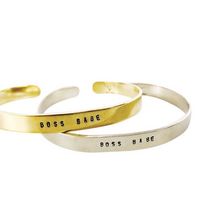 Manchette estampillée Boss Babe pour la vente par Lux + Luca Jewelry Co.
