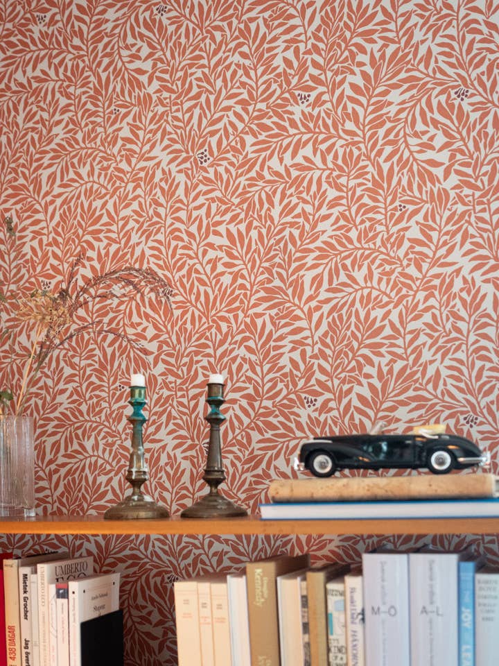 Serpentin warm terracotta - bloemrijke behang | FSC®- en OEKO-TEX® gecertificeerd | Gemaakt in Zweden voor wholesale door Norrviva