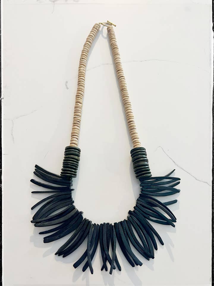 Zwart-bruine midi-halsketting van kokoshout met staafjes en schijfjes voor wholesale door GentrybyJenna