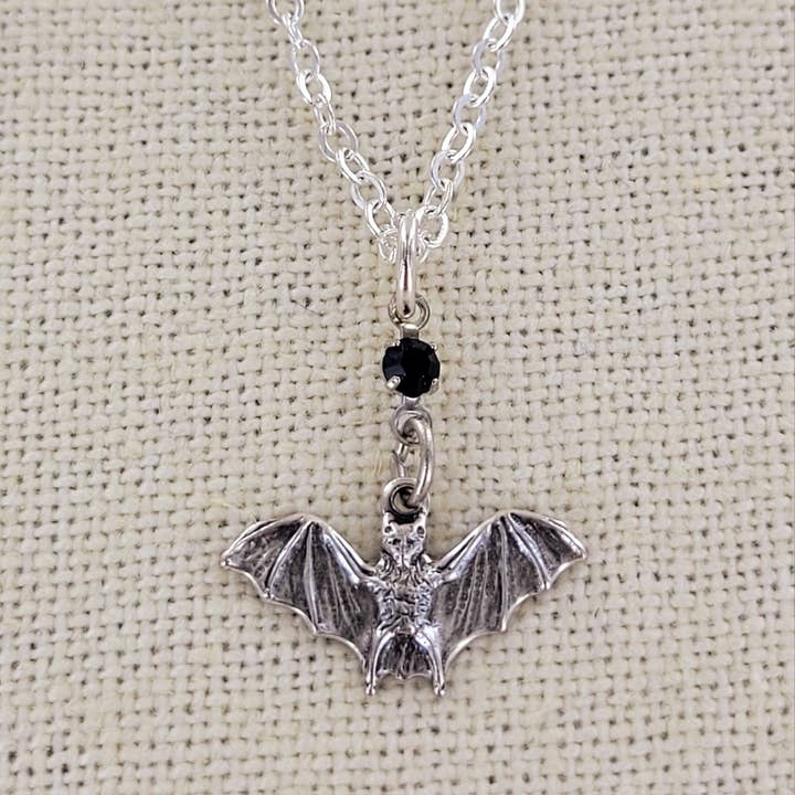 Collier avec pendentif en forme de chauve-souris ailée CHN11 pour la vente par Sadie Green's Jewelry