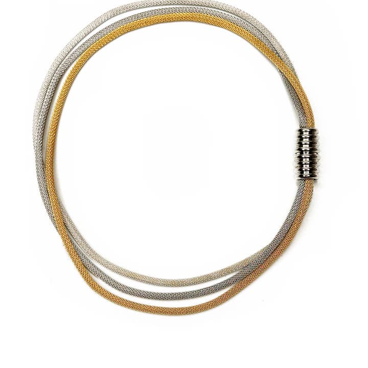 Collier en maille à 3 rangs avec fermoir barillet magnétique pour la vente par Erica Zap Designs