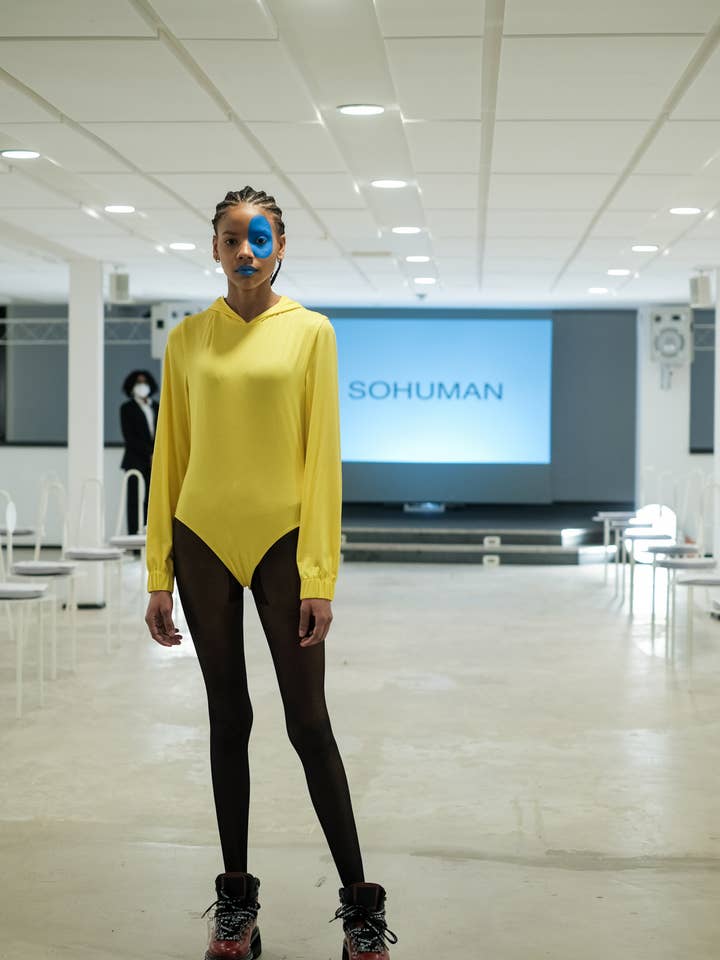 Mono amarillo Drew con capucha for wholesale by SOHUMAN