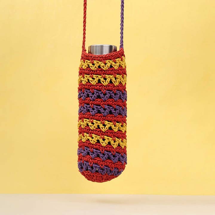 Sac fourre-tout pour bouteille d'eau en crochet fait main multicolore pour la vente par Zwende