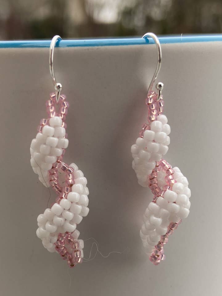 Pink og hvid Swirl øreringe for engroshandel hos DlpDesigned