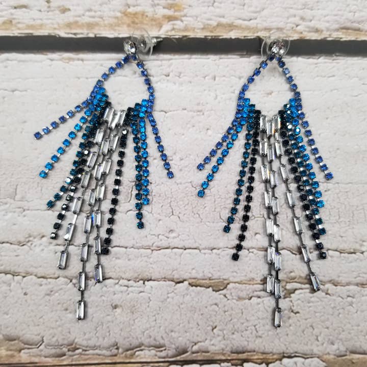 Boucles d'oreilles en cristal pompons bleu foncé en zircone noble pour la vente par Treasure Wholesale