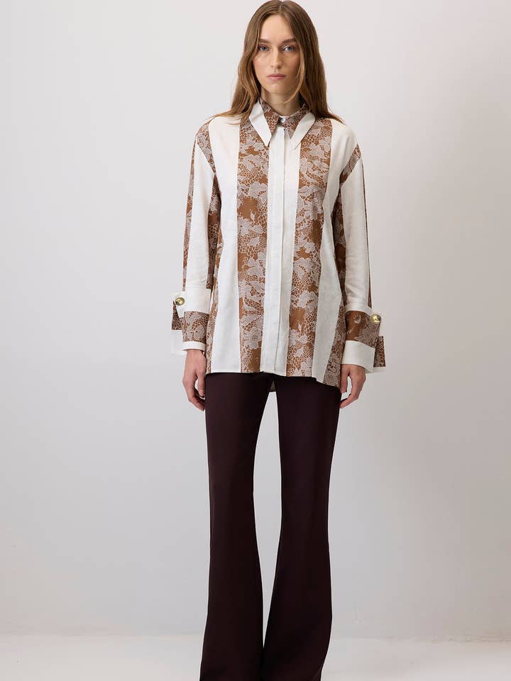 CAMICIA A FANTASIA DI PIZZO CON POLSINI AMPI per la vendita all'ingrosso da parte di Touché Privé