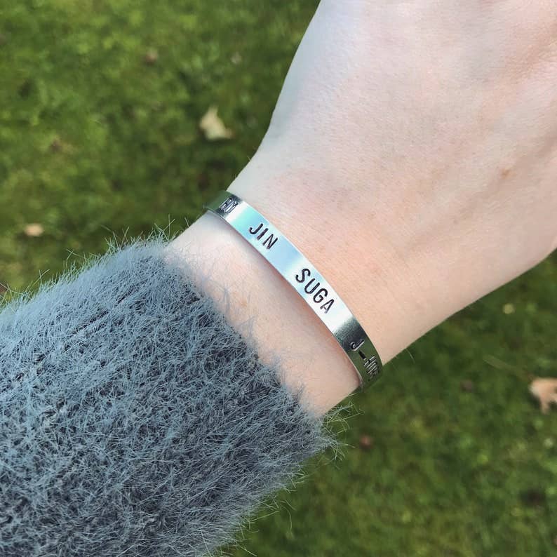 Black Tied – Engroshandel Manchetarmbånd – Armbånd med BTS-medlemsnavne (alle)1