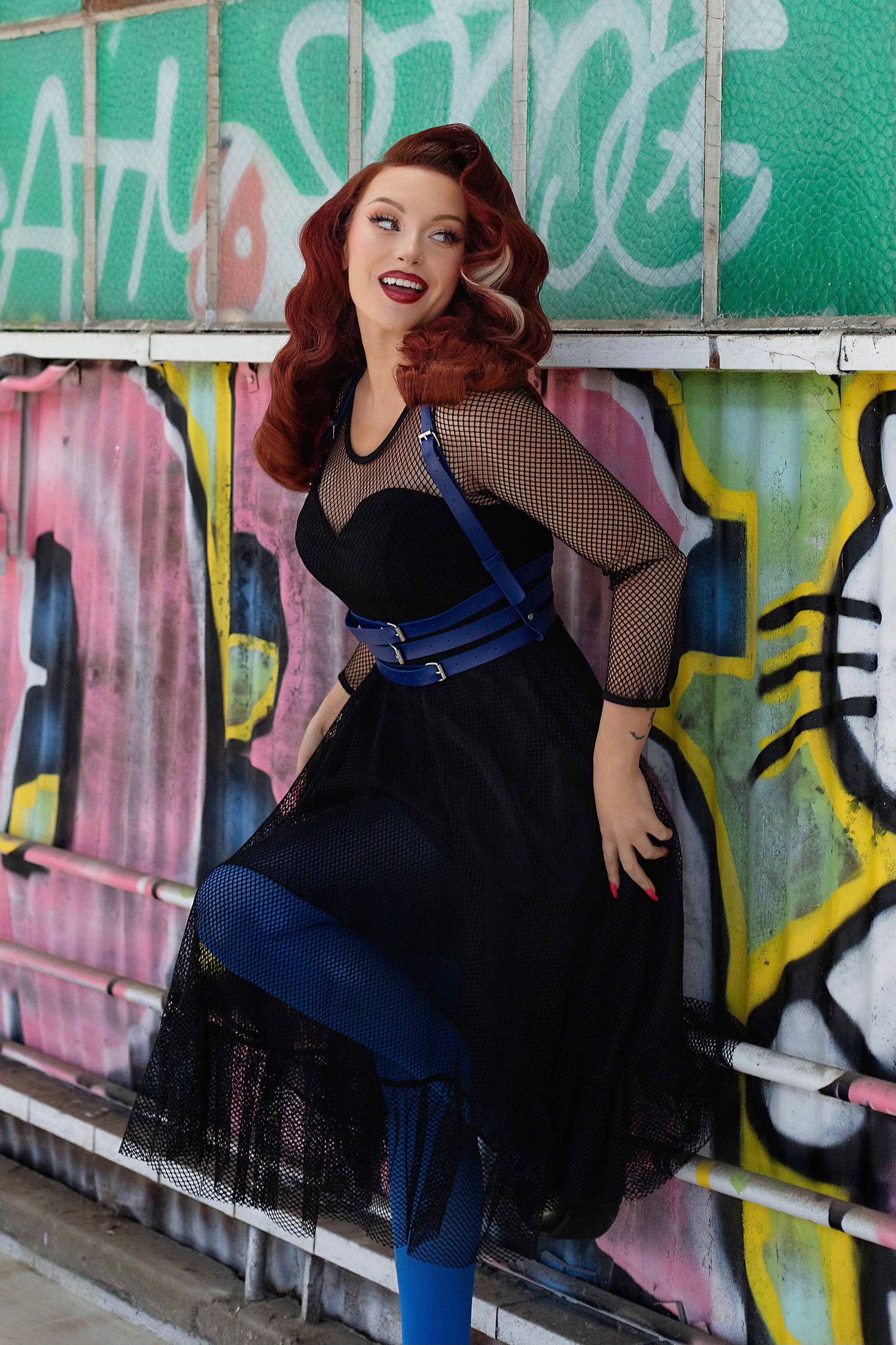 Weasel Wear – wholesale Klänning - Dam – Drastik Fisknät Volangklänning med Inbyggd Romper - Svart Fisknät Maxi med Volangkant & Hjärtformad Romper (Retro Rebellion Edition)2