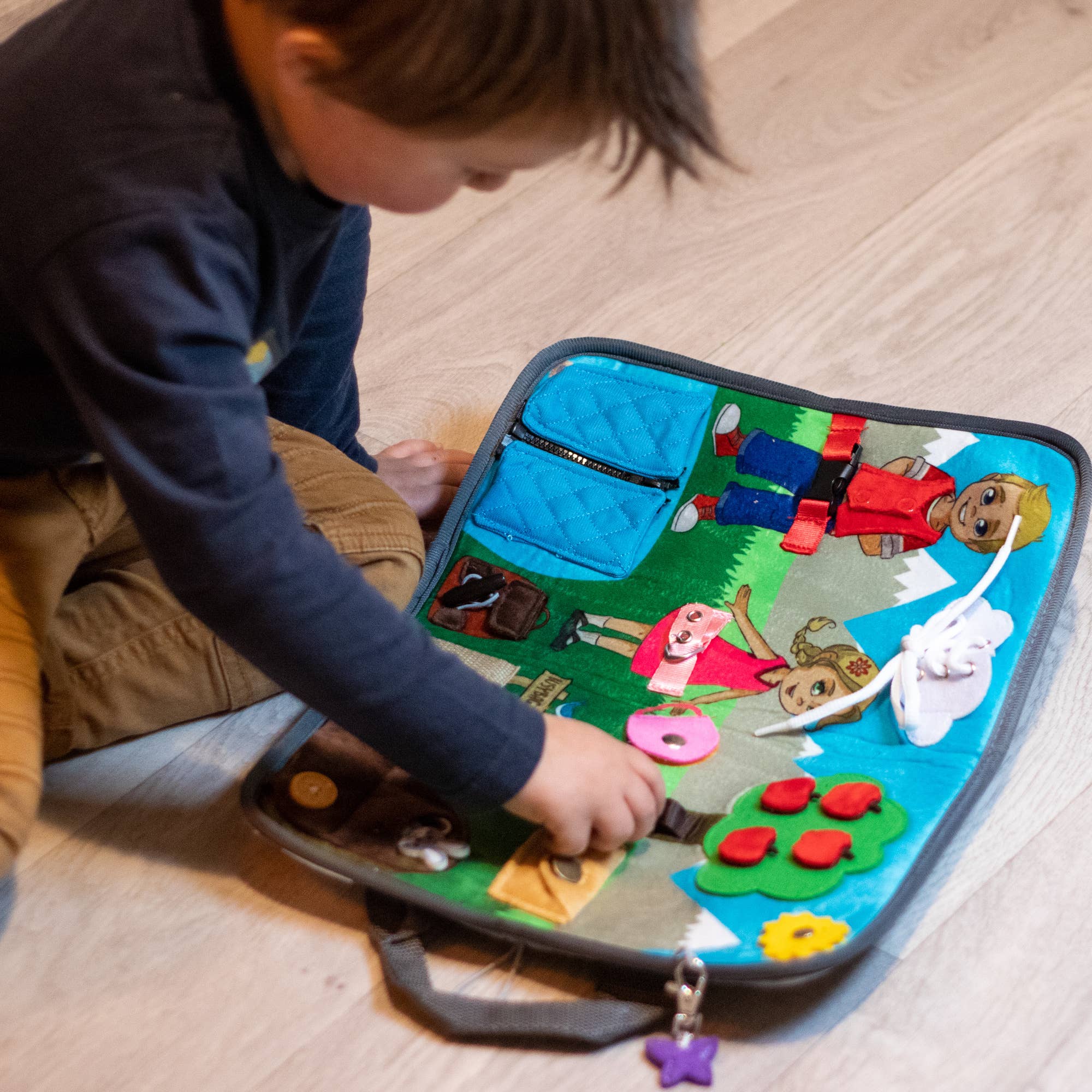 Max & Lea - Wholesale Toy Set - Kids - BUSYBAG: A superb fabric BusyBoard2