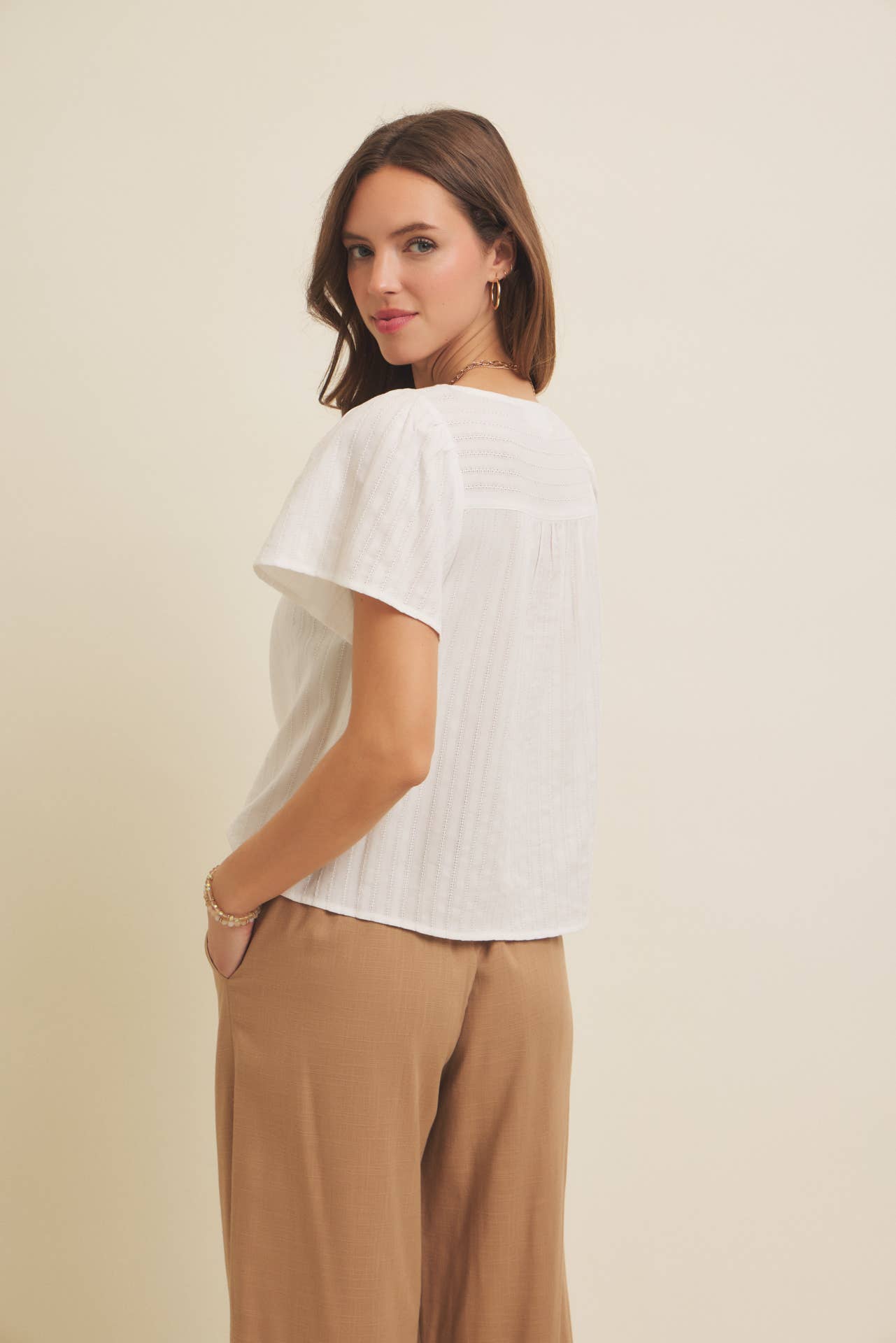 in february – Großhandel Bluse – Damen – BLUSE MIT STRUKTURIERTEM STOFF UND VIERKANT-AUSSCHNITT MIT KNOPFLEISTE12