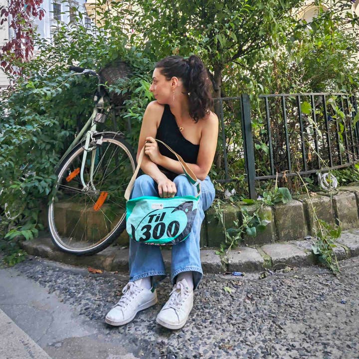 REFISHED fair fashion – Großhandel Bauchtasche – Damen – BUM BAG XL | Upcycelte Bauchtasche in hellgrün