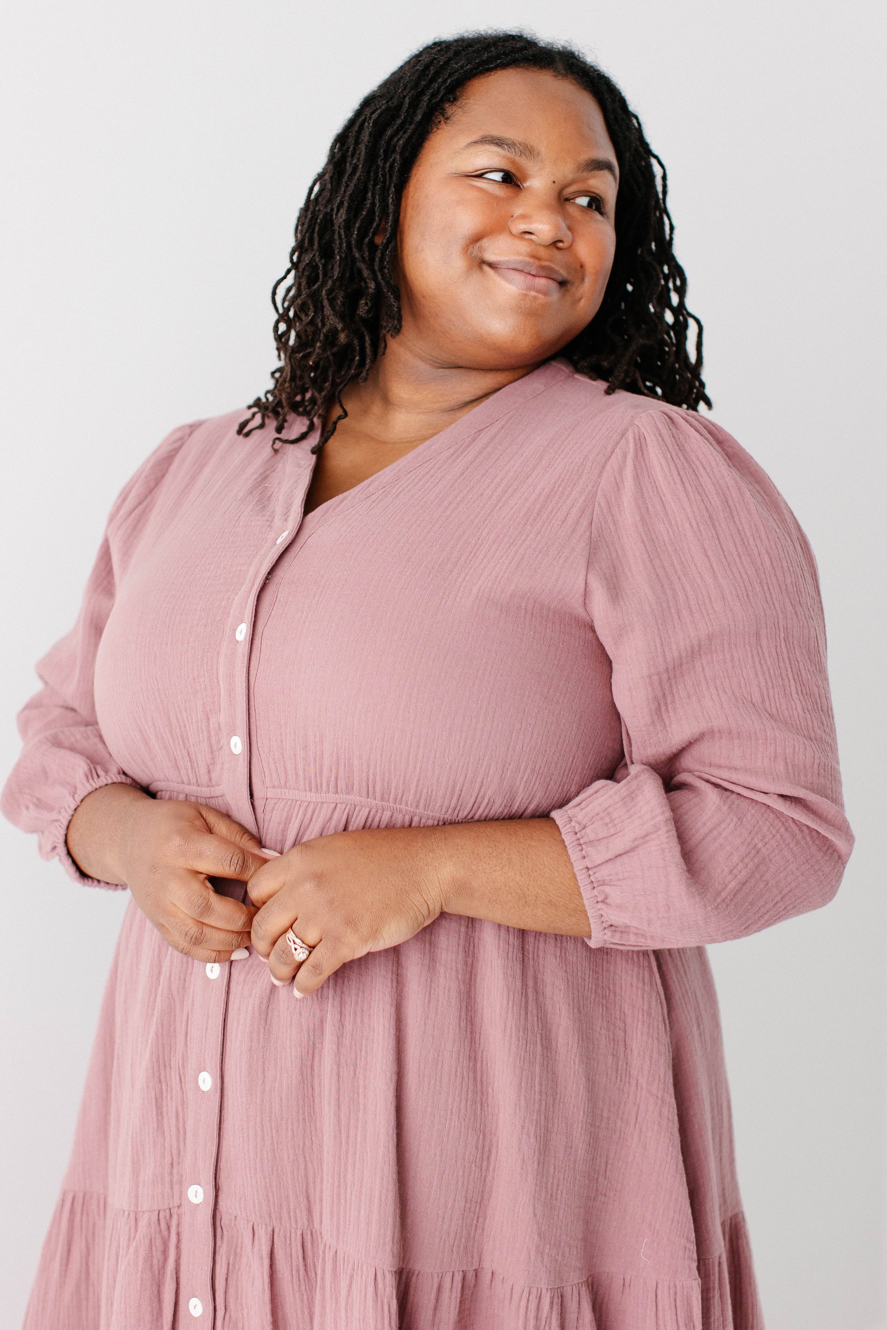 Malva polvoriento Vestido midi de gasa de algodón con botones y volantes 'Louisa' de venta al por mayor en Faire7