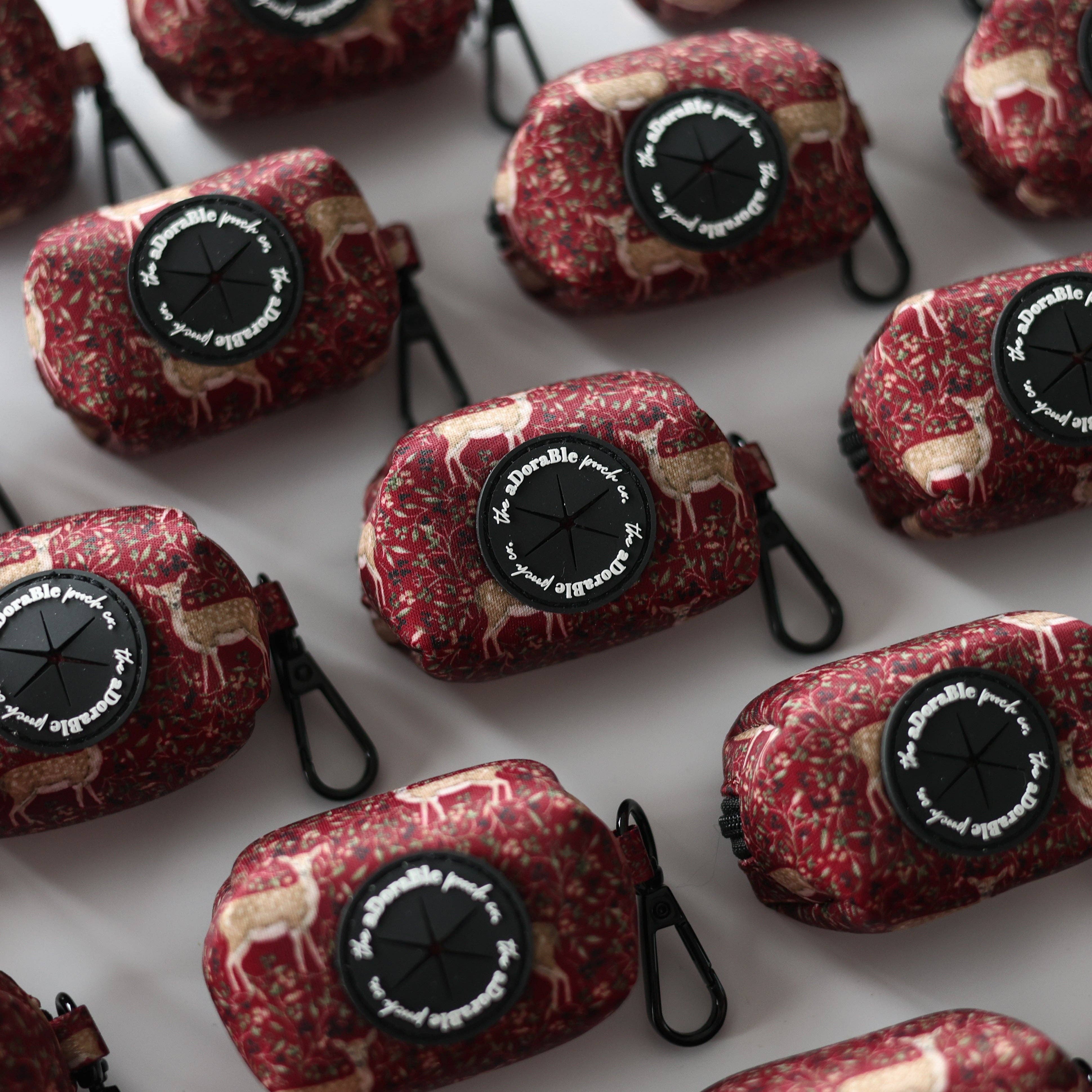 The aDoraBle Pooch Company – wholesale Bajspåseautomat – Hundbajspåsehållare - Vinterkid0