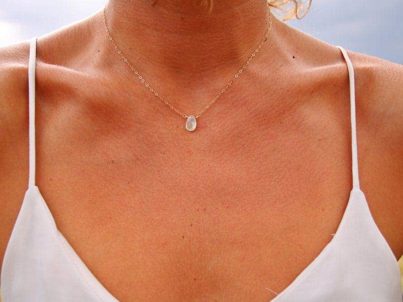 Positiva Jewelry - Vente Colliers à pendentif - Collier délicat en chaîne dorée avec pendentif en pierre de préhnite1