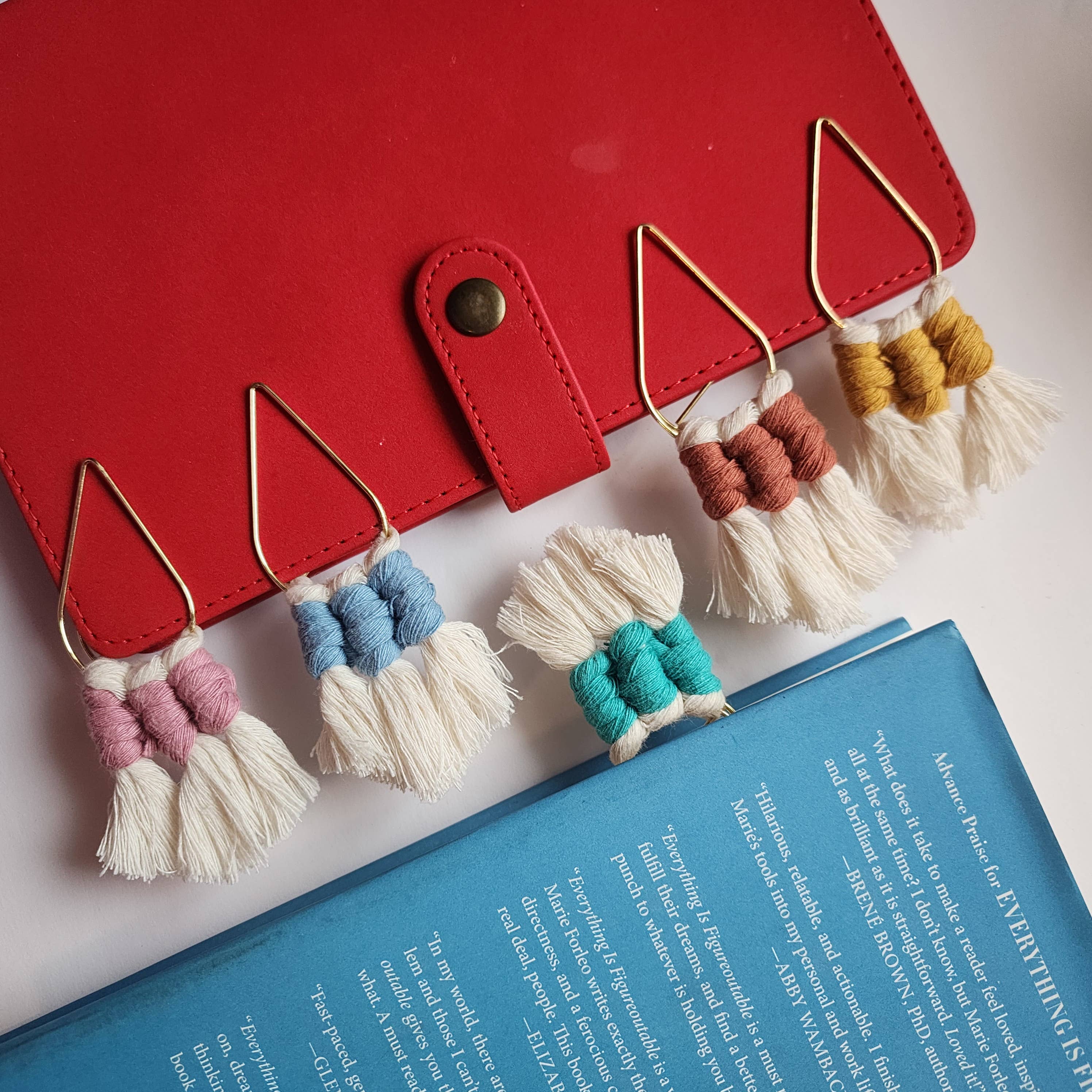 Handmade By Uruba – Engroshandel Bogmærke – Håndlavet bogmærke med kvaster | Feriegave til boghelskere1