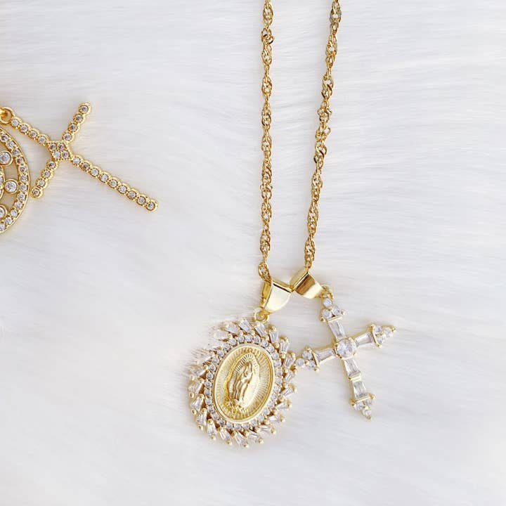 Colgante religioso con doble encanto Royalty para venta al por mayor de Kismet Showroom