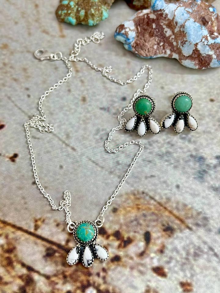 Set di collana e orecchini in argento sterling fatto a mano con White Buffalo e turchese Kingman, firmato Nizhoni. per la vendita all'ingrosso da parte di Nizhonitradersllc