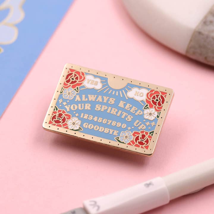 Håll alltid humöret uppe Ouija-bräda emaljpin blå för wholesale av Girl and Cat Studio