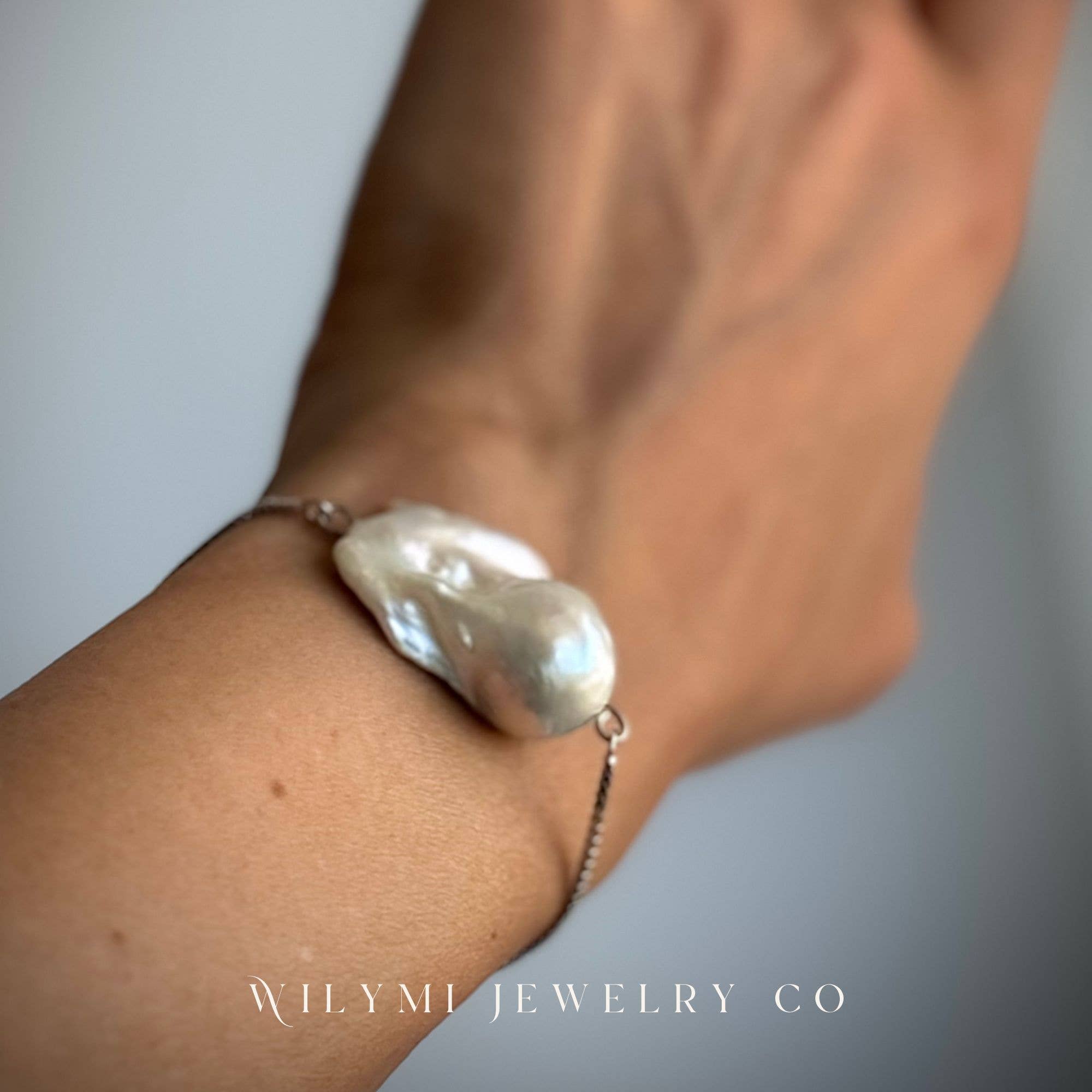 WILYMI Jewelry Co – Großhandel Perlenarmband – Armband mit weißer Barockperle | Versilbert1