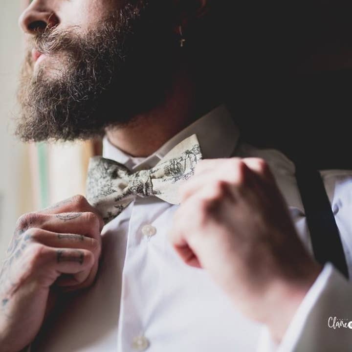 Nœud papillon écru toile de jouy pour la vente par Le Coq en Pap'