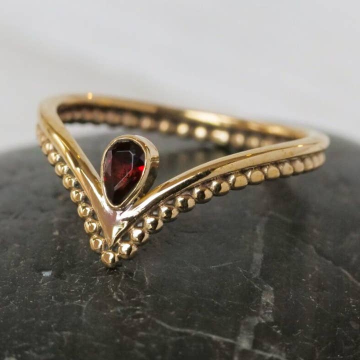 Bague à chevron tacheté en laiton avec grenat pour la vente par Baizaar