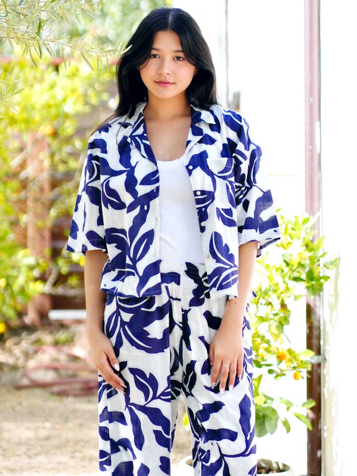 Camisa com Estampa Abstrata Erin Azul Marinho e Branco por atacado de Dolma