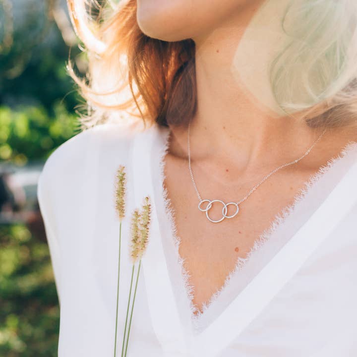 hope love shine – Großhandel Kette mit Anhänger/Charm – Halskette Eternity mit 3 Ringen, ineinandergreifende Kreise, Gold und Silber