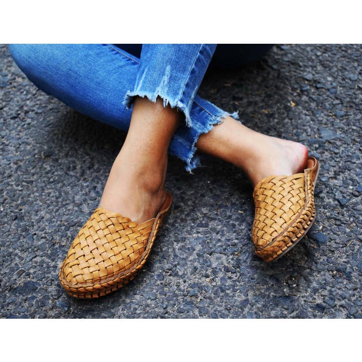 Sandale en cuir naturel tissée à la main pour femmes pour la vente par Raahi Global