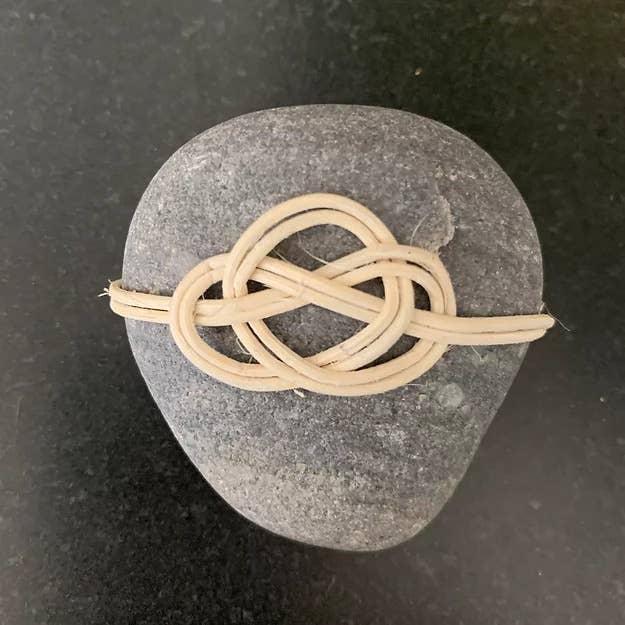 Love Knot avvolto nella roccia per la vendita all'ingrosso da parte di Betsy Bauer Studio