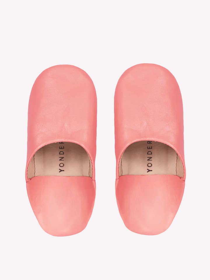 Pantoufles babouche en cuir pour enfants | Clay Pink pour la vente par YONDER.