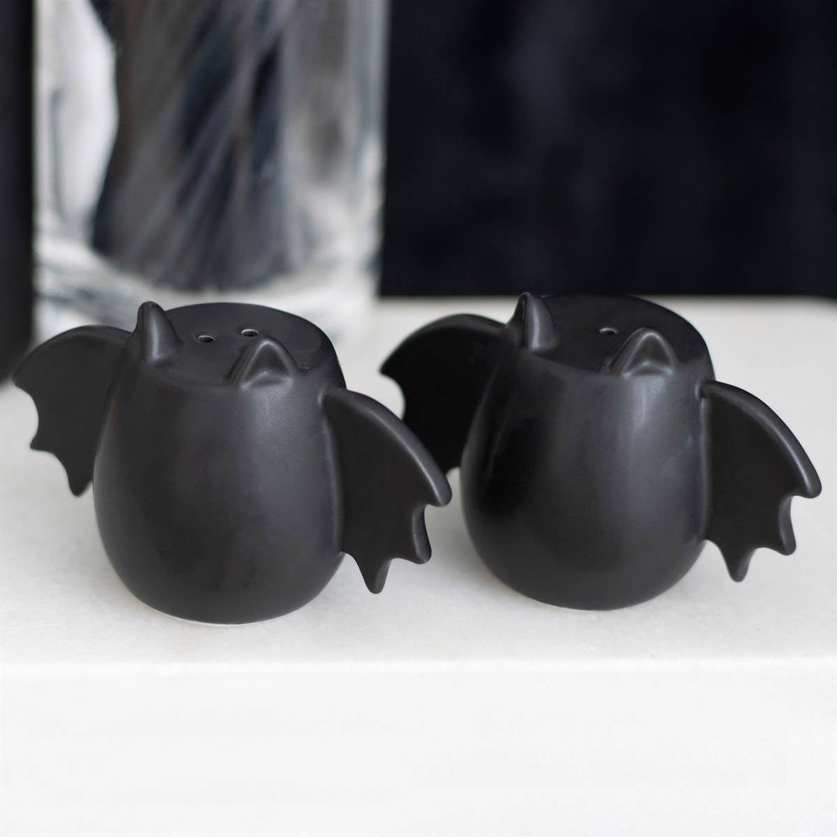 Pacific Trading – wholesale Salt & pepper shaker set – Vampire Bat Wing Ceramic Salt and Pepper Shaker Set2