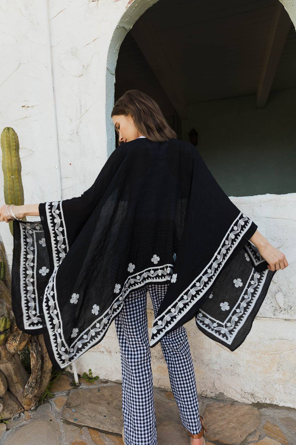 Leto Accessories – Großhandel Kimono – Damen – Schicker Blumenkimono mit Drapierung und eng anliegenden Armlöchern 🌼11