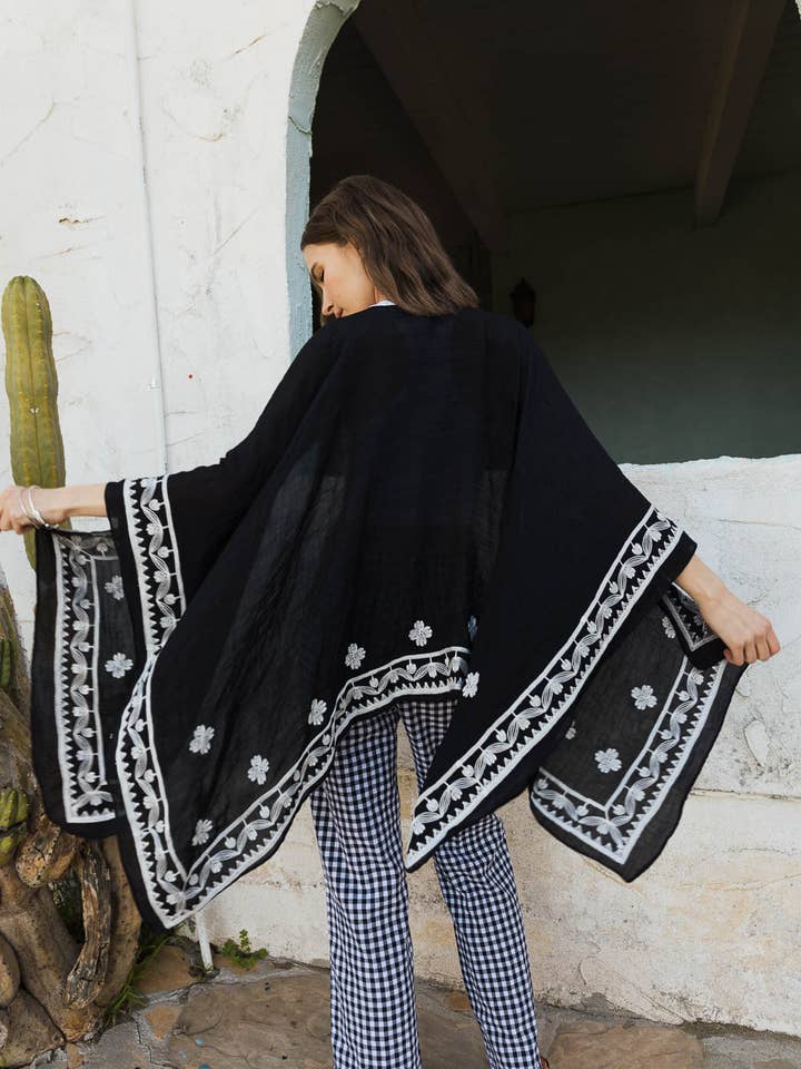 Leto Accessories – Großhandel Kimono – Damen – Schicker Blumenkimono mit Drapierung und eng anliegenden Armlöchern 🌼11