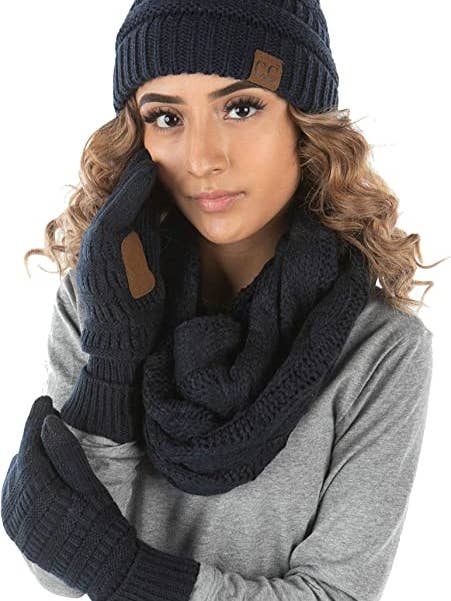 Ensemble bonnet, gant et écharpe C.C - Navy pour la vente par Funky Junque