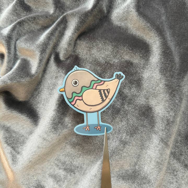 Autocollant en vinyle mignon de pigeon pour ordinateur portable et bouteille pour la vente par Hawburns Studio