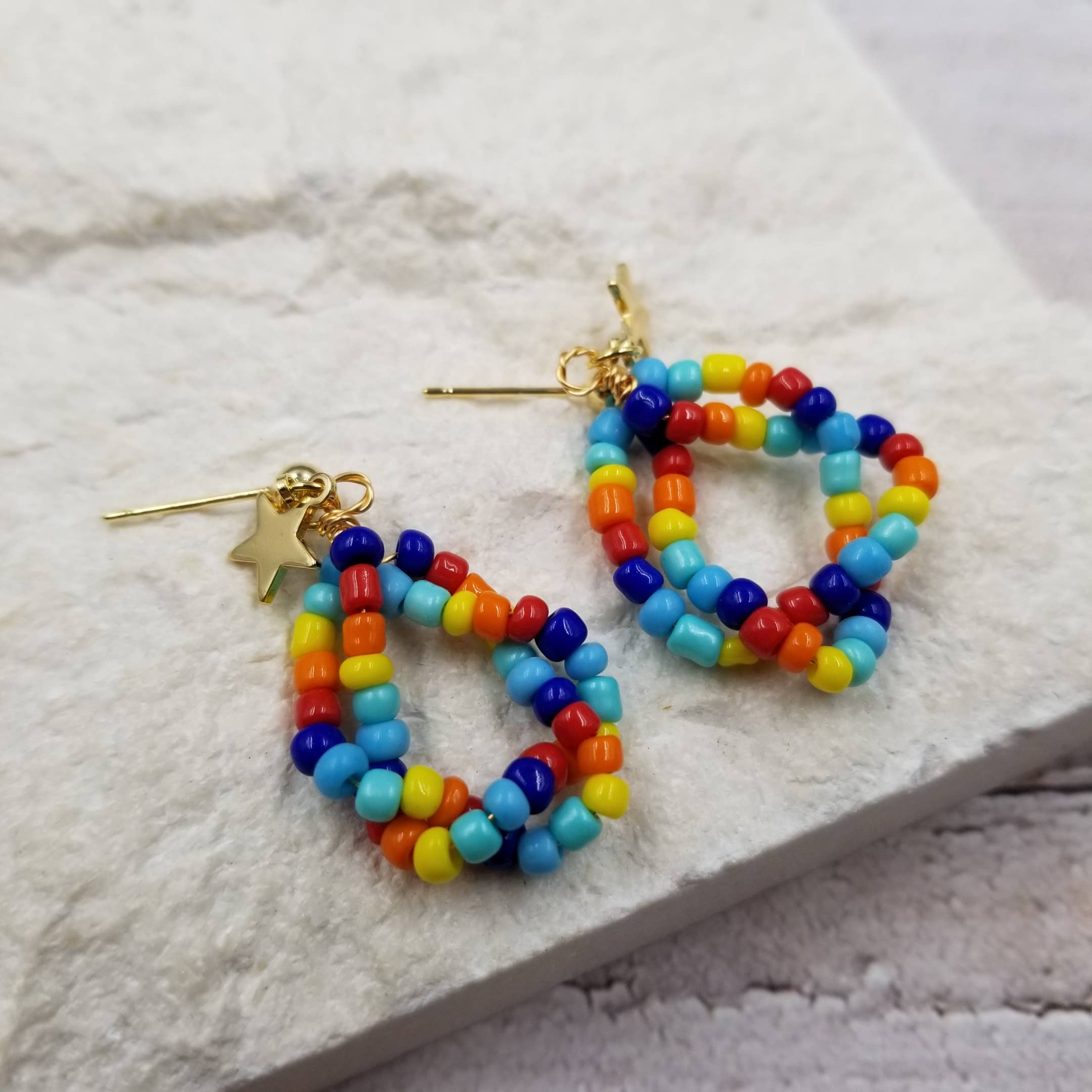 Treasure Wholesale – Engroshandel Hængeøreringe og creoløreringe – Dopamin farverige frøperleøreringe1