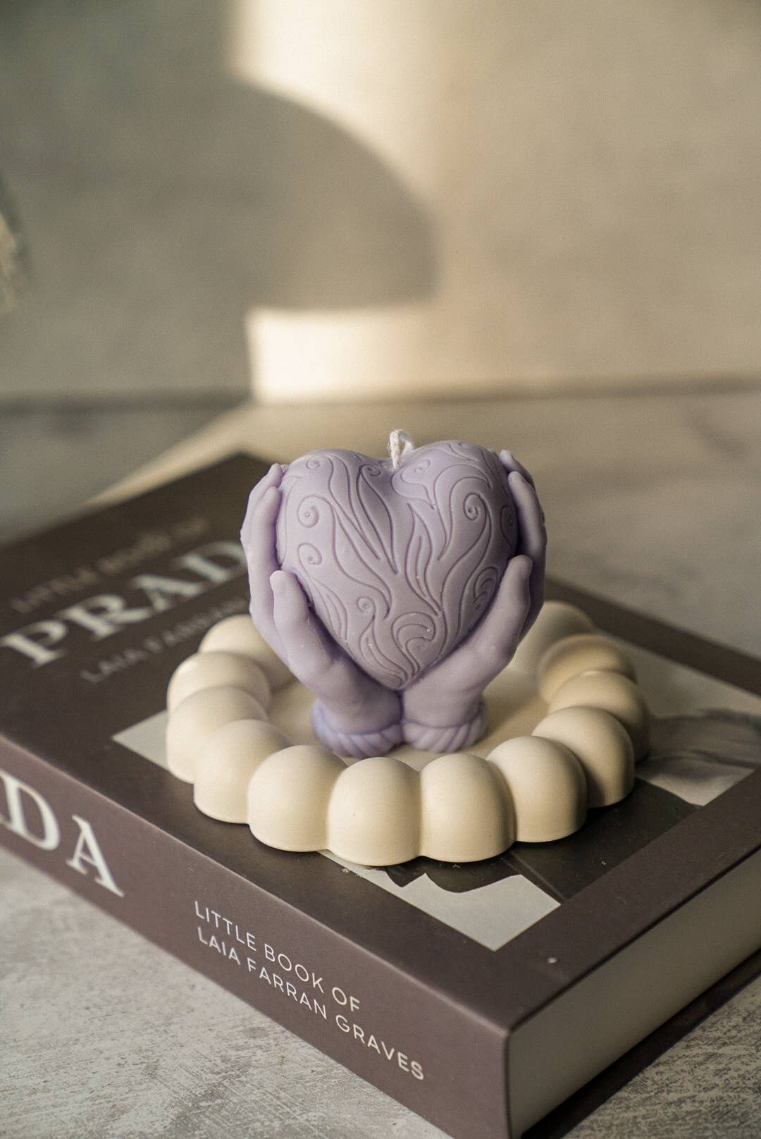 Gokican – wholesale Prydnadsljus – Hands Holding Heart Candle Mors dag Sojavax Heminredning1