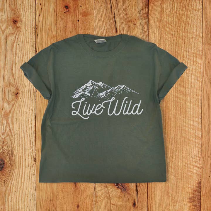 Av dessa berg - ”Live Wild” Sage Comfort Färger för wholesale av Of These Mountains