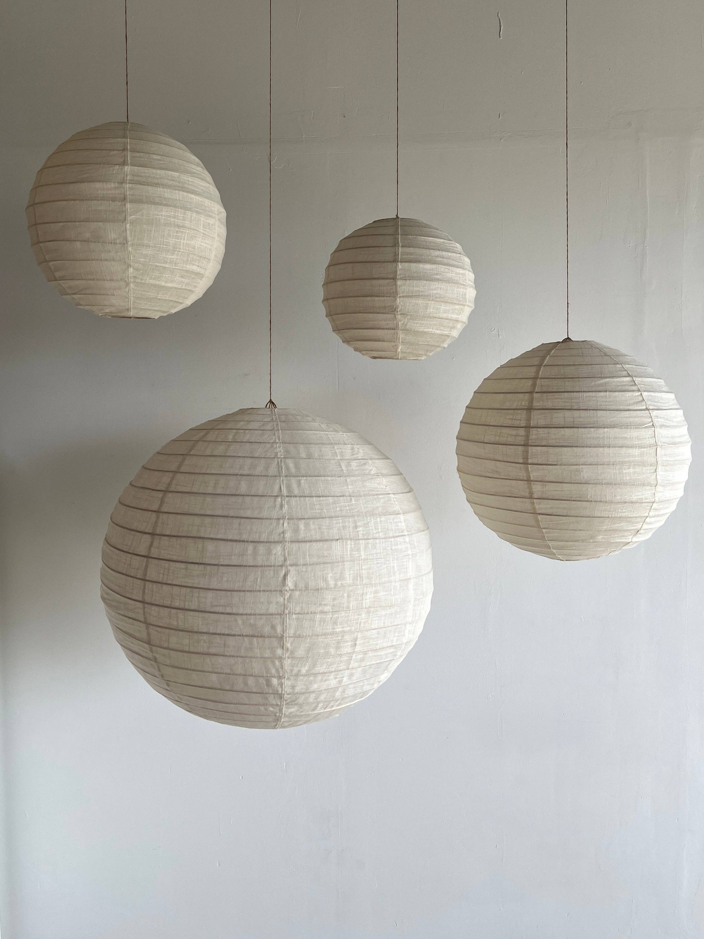 Office Objets - Wholesale Chandelier/Hanging Light - Medium round Japanese-style pendant light in rattan and natural linen D:4024