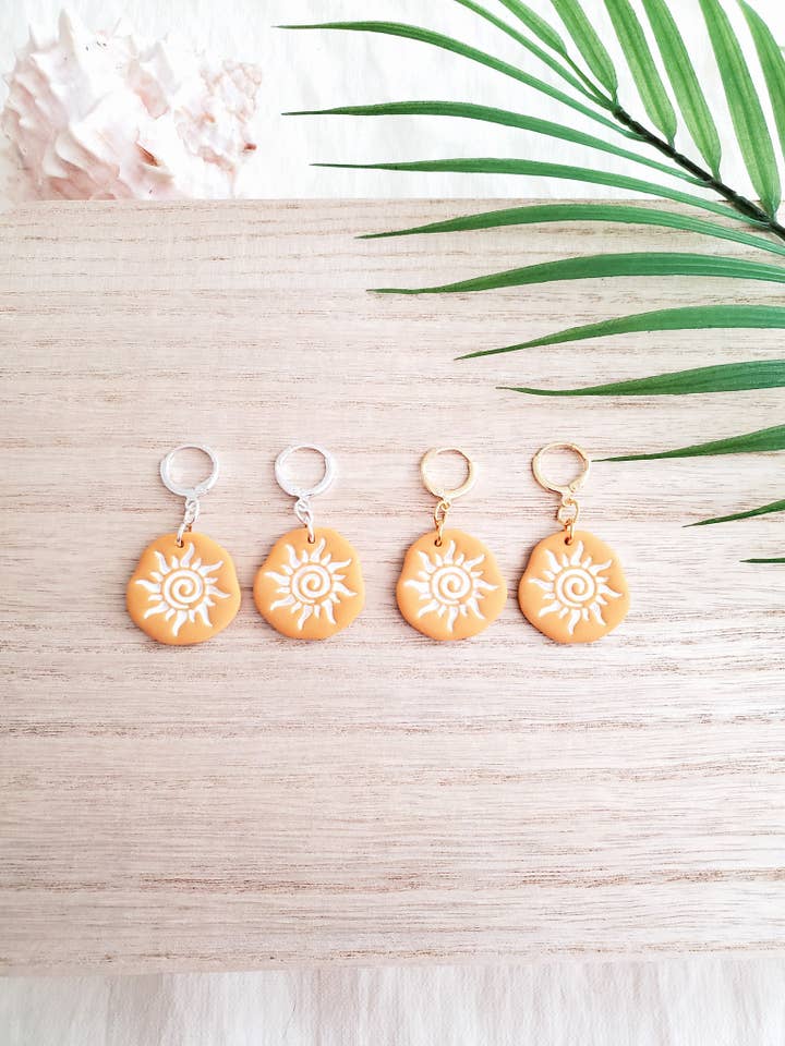 Boucles d'oreilles Huggie en pâte polymère Sun Boho pour la vente par EmJay Designs