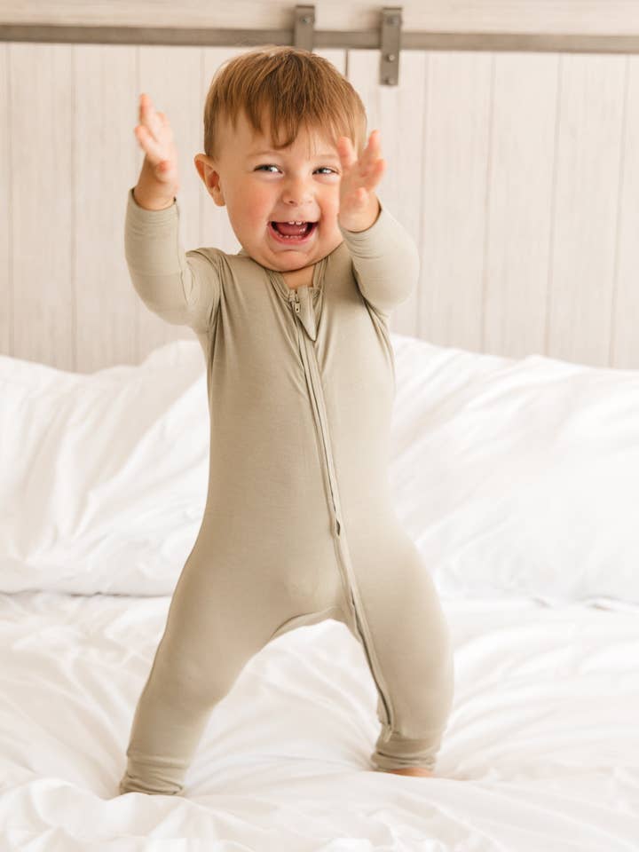 Barboteuse sans pieds en bambou LUXE pour la vente par Snuggle Shield™