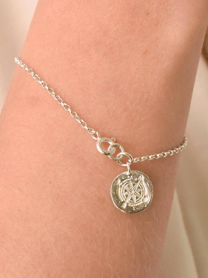 Zilveren Wanderlust kompas bedelarmband voor wholesale door Wild Fawn Jewellery