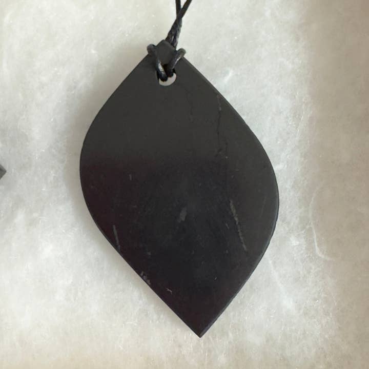 Colgante de hoja de shungita con cordón negro para venta al por mayor de Distinction Crystals