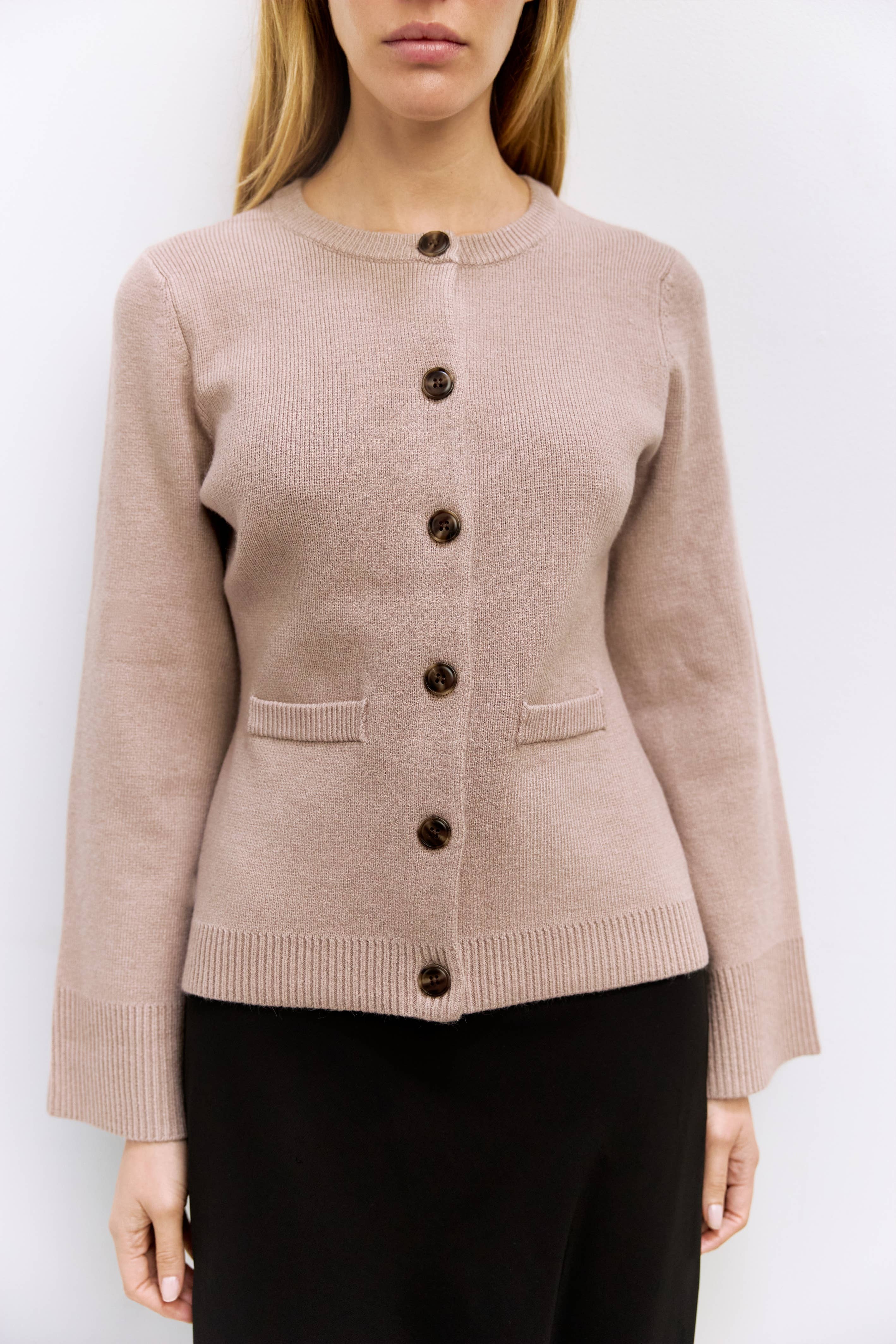 MOD REF – Engroshandel Cardigan - Dame – The Tyler Cardigan | Kvindesweater med klokkeærmer og knapper17