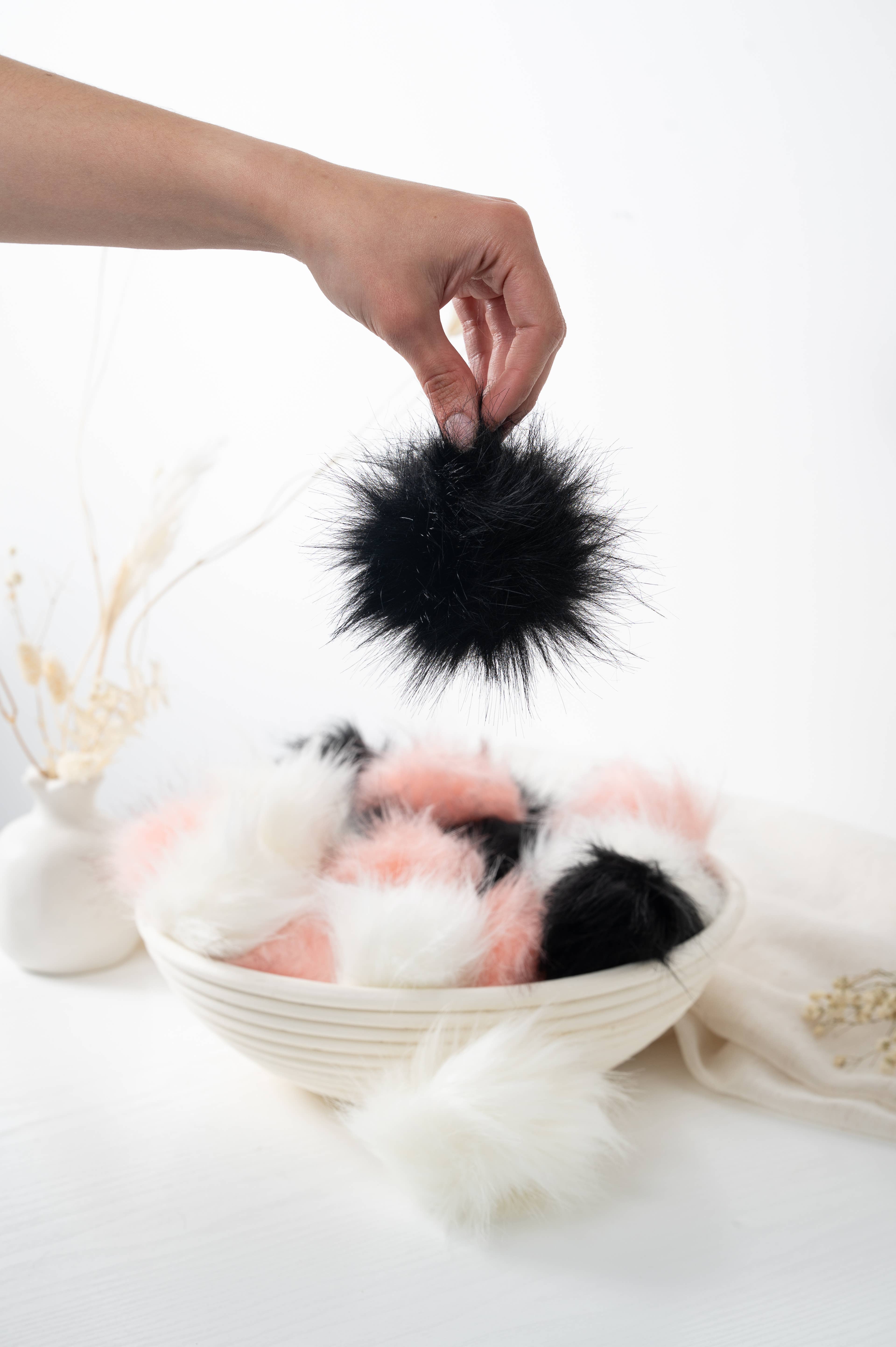 Wool Couture Company - Vendita all'ingrosso Kit per lavoretti fai da te - Pompon in pelliccia rosa, nero e crema0