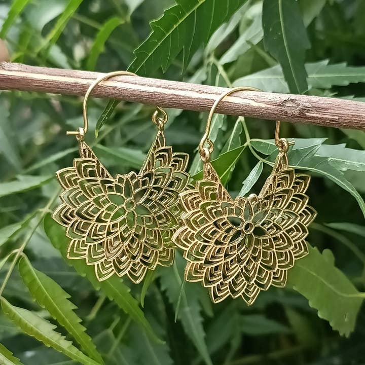 SILVER CAVE - Wholesale Hangende/ronde oorbellen - Prachtige koperen oorbellen met Indiase tribale bloemenhoepel bengelen1