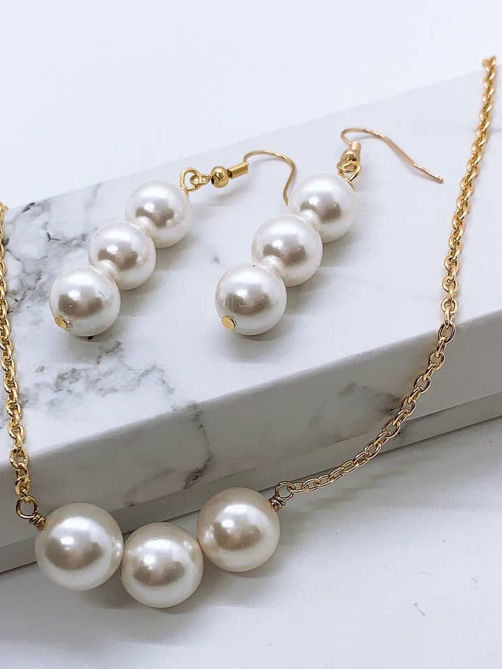 Collier de boucles d'oreilles Hamilton Gold avec triple perle verticale de 10 mm pour la vente par Anela's Jewelry