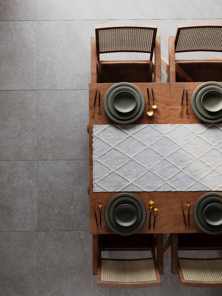 Runner da tavola in cotone grigio testurizzato minimal per la vendita all'ingrosso da parte di Mumo Toronto Inc